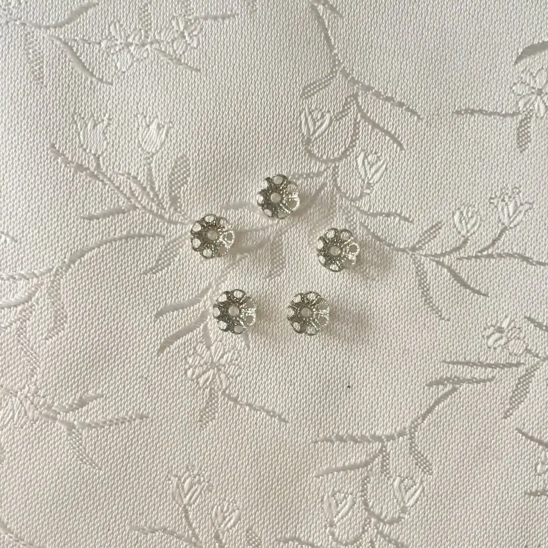 Filigrane Perlkappe antik-silber – Bild 1 – Chiemgauer Heimatwerk traditioneller Trachten-Onlineshop Filigrane Perlkappe antik-silber - Bild 1 - Chiemgauer Heimatwerk traditioneller Trachten-Onlineshop