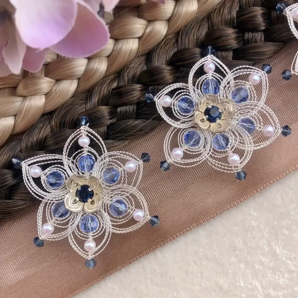 Swarovski Strasssteine für Cordonett-Blütenhaarnadeln im Chiemgauer Heimatwerk Trachten-Onlineshop Swarovski Strasssteine für Cordonett-Blütenhaarnadeln im Chiemgauer Heimatwerk Trachten-Onlineshop