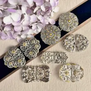 Dirndlspangen und Schürzenschließen silber Bicolor im Chiemgauer Heimatwerk Trachten-Onlineshop Dirndlspangen und Schürzenschließen silber Bicolor im Chiemgauer Heimatwerk Trachten-Onlineshop