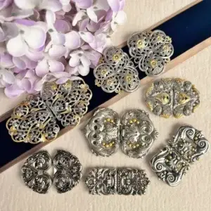 Dirndlspangen und Schürzenschließen silber Bicolor im Chiemgauer Heimatwerk Trachten-Onlineshop Dirndlspangen und Schürzenschließen silber Bicolor im Chiemgauer Heimatwerk Trachten-Onlineshop