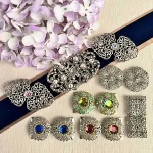 Dirndlspangen und Schürzenschließen mit Swarovski Steinen im Chiemgauer Heimatwerk Trachten-Onlineshop Dirndlspangen und Schürzenschließen mit Swarovski Steinen im Chiemgauer Heimatwerk Trachten-Onlineshop