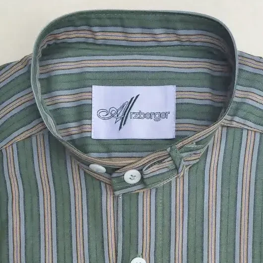 Arzberger Trachtenhemd Stehkragen gestreift No. 44 – Bild 2 – Chiemgauer Heimatwerk Trachten-Onlineshop Arzberger Trachtenhemd Stehkragen gestreift No. 44 - Bild 2 - Chiemgauer Heimatwerk Trachten-Onlineshop