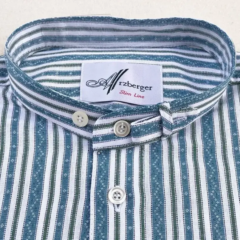Arzberger Trachtenhemd Stehkragen gestreift No. 83 – Bild 2 – Chiemgauer Heimatwerk Trachten-Onlineshop Arzberger Trachtenhemd Stehkragen gestreift No. 83 - Bild 2 - Chiemgauer Heimatwerk Trachten-Onlineshop