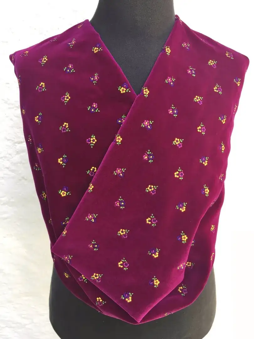 Bestickter Samt in fuchsia – Bild 4 – Chiemgauer Heimatwerk traditioneller Trachten-Onlineshop Bestickter Samt in fuchsia - Bild 4 - Chiemgauer Heimatwerk traditioneller Trachten-Onlineshop