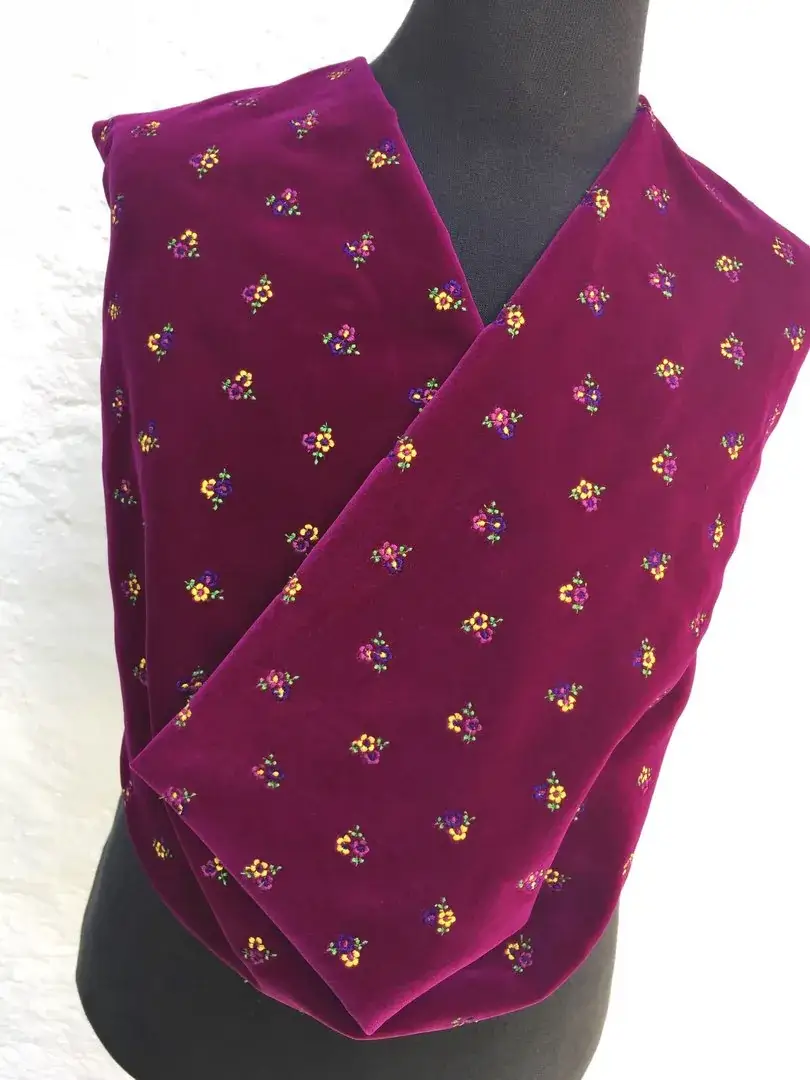 Bestickter Samt in fuchsia – Bild 5 – Chiemgauer Heimatwerk traditioneller Trachten-Onlineshop Bestickter Samt in fuchsia - Bild 5 - Chiemgauer Heimatwerk traditioneller Trachten-Onlineshop