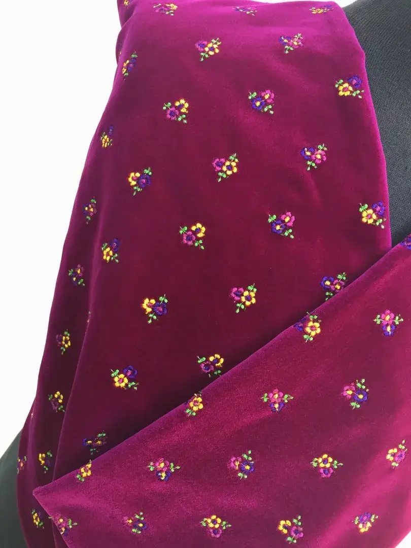 Bestickter Samt in fuchsia – Bild 6 – Chiemgauer Heimatwerk traditioneller Trachten-Onlineshop Bestickter Samt in fuchsia - Bild 6 - Chiemgauer Heimatwerk traditioneller Trachten-Onlineshop