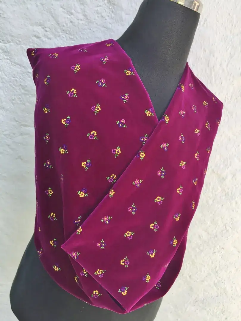 Bestickter Samt in fuchsia – Bild 1 – Chiemgauer Heimatwerk traditioneller Trachten-Onlineshop Bestickter Samt in fuchsia - Bild 1 - Chiemgauer Heimatwerk traditioneller Trachten-Onlineshop