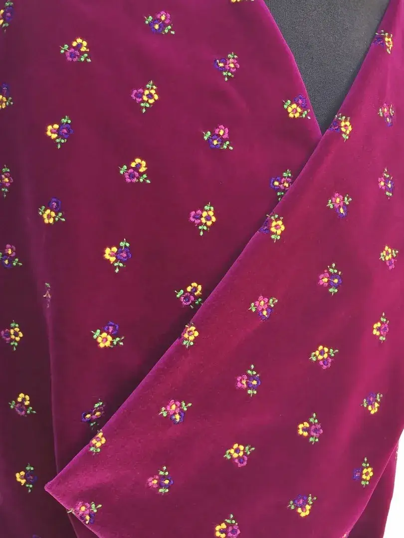 Bestickter Samt in fuchsia – Bild 7 – Chiemgauer Heimatwerk traditioneller Trachten-Onlineshop Bestickter Samt in fuchsia - Bild 7 - Chiemgauer Heimatwerk traditioneller Trachten-Onlineshop