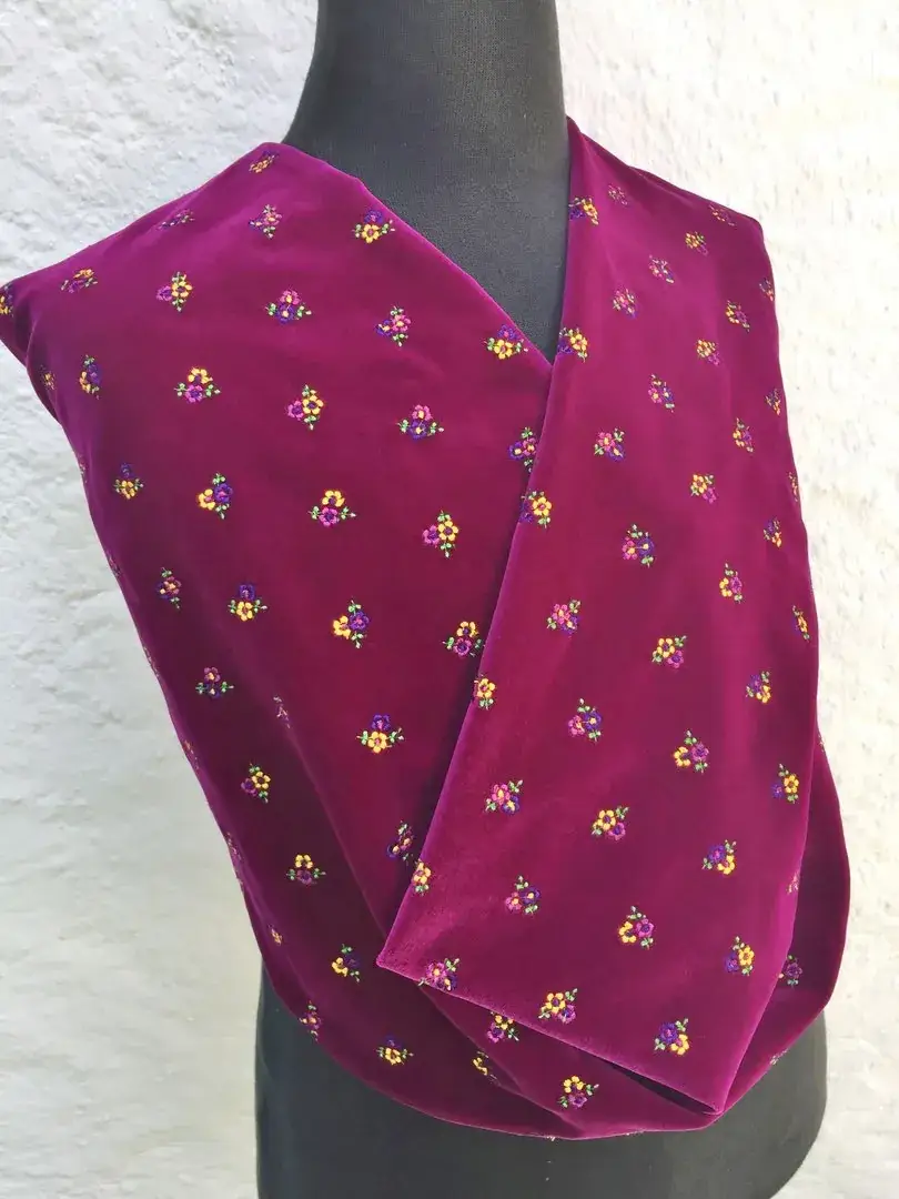 Bestickter Samt in fuchsia – Bild 2 – Chiemgauer Heimatwerk traditioneller Trachten-Onlineshop Bestickter Samt in fuchsia - Bild 2 - Chiemgauer Heimatwerk traditioneller Trachten-Onlineshop