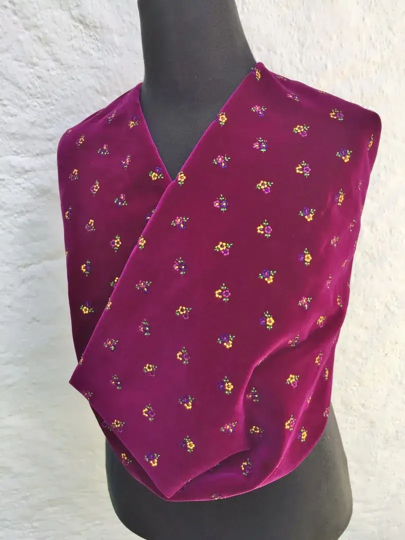 Bestickter Samt in fuchsia – Bild 3 – Chiemgauer Heimatwerk traditioneller Trachten-Onlineshop Bestickter Samt in fuchsia - Bild 3 - Chiemgauer Heimatwerk traditioneller Trachten-Onlineshop