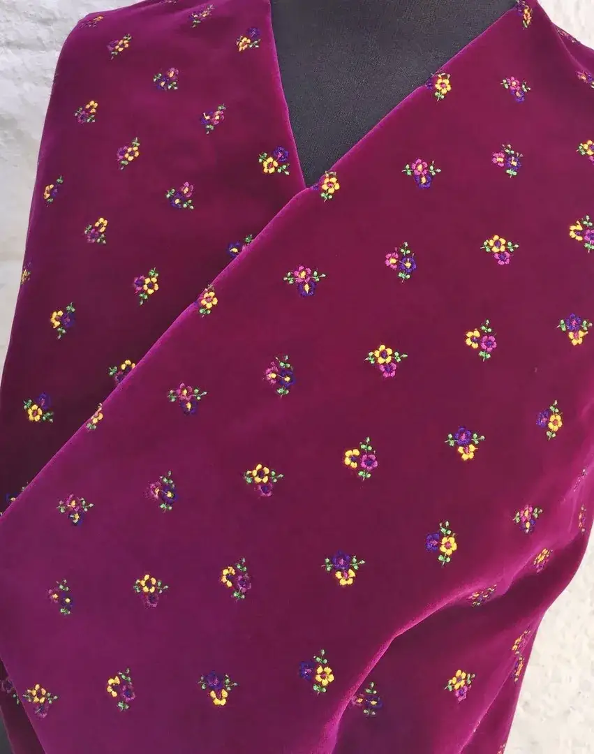 Bestickter Samt in fuchsia – Bild 9 – Chiemgauer Heimatwerk traditioneller Trachten-Onlineshop Bestickter Samt in fuchsia - Bild 9 - Chiemgauer Heimatwerk traditioneller Trachten-Onlineshop