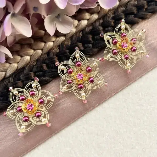 Cordonett-Blütenhaarnadeln gold im 3er Set burgund-rosa – Bild 1 – Chiemgauer Heimatwerk Trachten-Onlineshop Cordonett-Blütenhaarnadeln gold im 3er Set burgund-rosa - Bild 1 - Chiemgauer Heimatwerk Trachten-Onlineshop