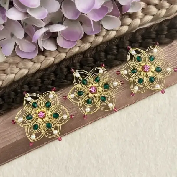 Cordonett-Blütenhaarnadeln gold im 3er Set dunkelgrün-fuchsia – Bild 1 – Chiemgauer Heimatwerk Trachten-Onlineshop Cordonett-Blütenhaarnadeln gold im 3er Set dunkelgrün-fuchsia - Bild 1 - Chiemgauer Heimatwerk Trachten-Onlineshop