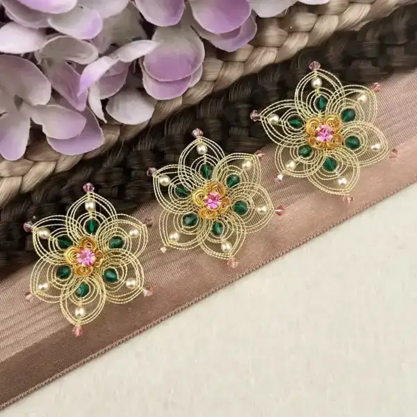 Cordonett-Blütenhaarnadeln gold im 3er Set dunkelgrün-rosa – Bild 1 – Chiemgauer Heimatwerk Trachten-Onlineshop Cordonett-Blütenhaarnadeln gold im 3er Set dunkelgrün-rosa - Bild 1 - Chiemgauer Heimatwerk Trachten-Onlineshop