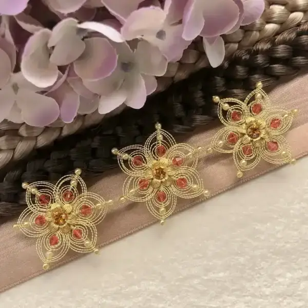 Cordonett-Blütenhaarnadeln gold im 3er Set flamingo – Bild 1 – Chiemgauer Heimatwerk Trachten-Onlineshop Cordonett-Blütenhaarnadeln gold im 3er Set flamingo - Bild 1 - Chiemgauer Heimatwerk Trachten-Onlineshop
