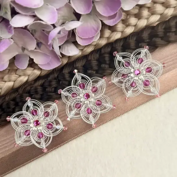 Cordonett-Blütenhaarnadeln silber im 3er Set fuchsia-opal No. 1 – Bild 1 – Chiemgauer Heimatwerk Trachten-Onlineshop Cordonett-Blütenhaarnadeln silber im 3er Set fuchsia-opal No. 1 - Bild 1 - Chiemgauer Heimatwerk Trachten-Onlineshop