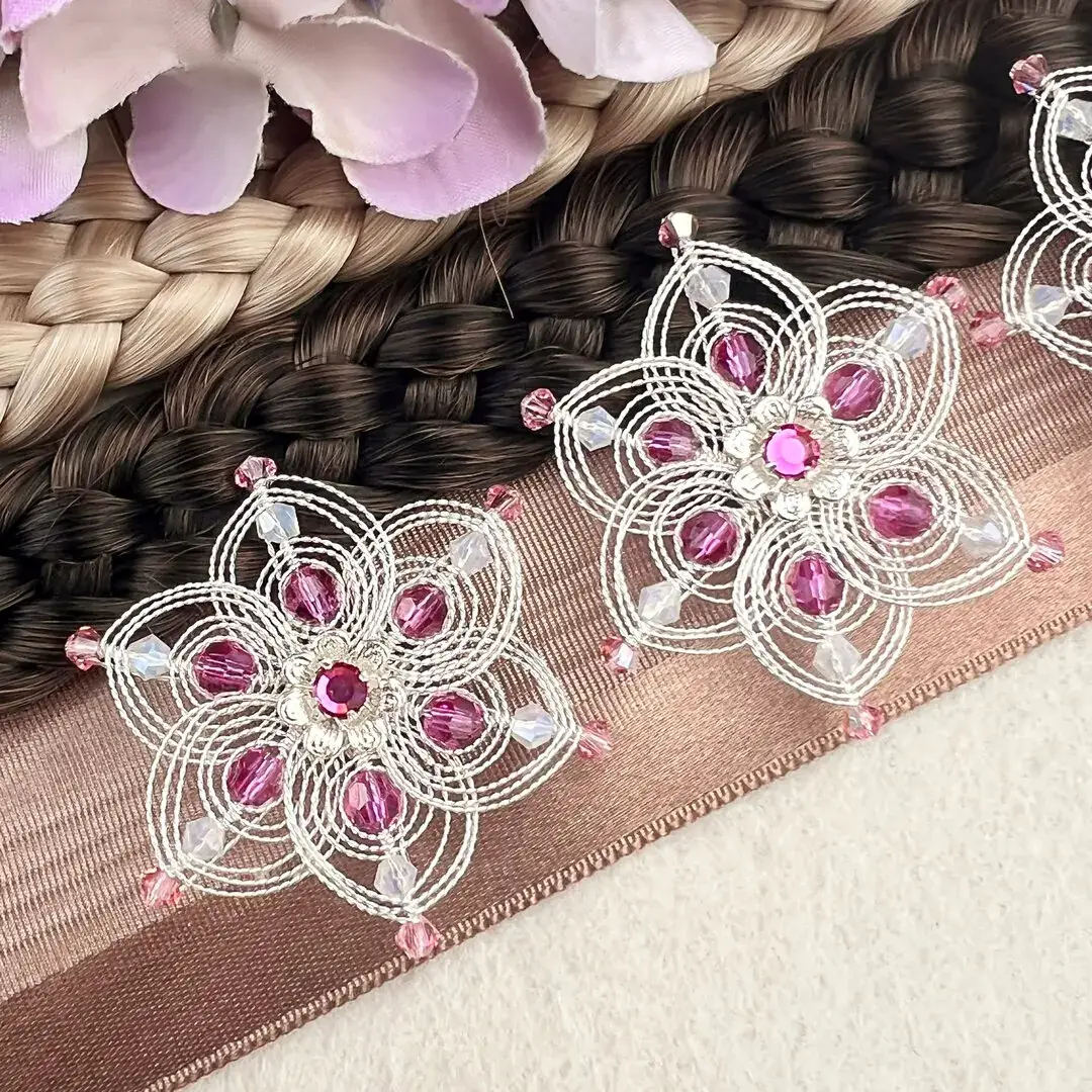 Cordonett-Blütenhaarnadeln silber im 3er Set fuchsia-opal No. 1 – Bild 6 – Chiemgauer Heimatwerk Trachten-Onlineshop Cordonett-Blütenhaarnadeln silber im 3er Set fuchsia-opal No. 1 - Bild 6 - Chiemgauer Heimatwerk Trachten-Onlineshop