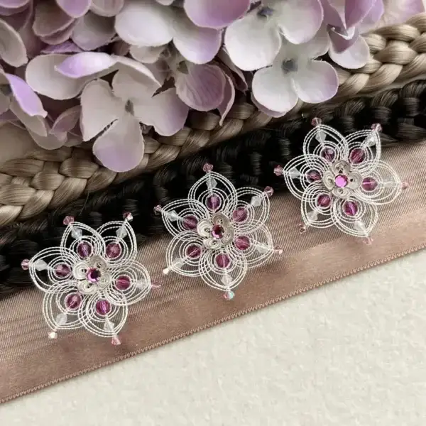 Cordonett-Blütenhaarnadeln silber im 3er Set fuchsia-opal No. 2 – Bild 1 – Chiemgauer Heimatwerk Trachten-Onlineshop Cordonett-Blütenhaarnadeln silber im 3er Set fuchsia-opal No. 2 - Bild 1 - Chiemgauer Heimatwerk Trachten-Onlineshop