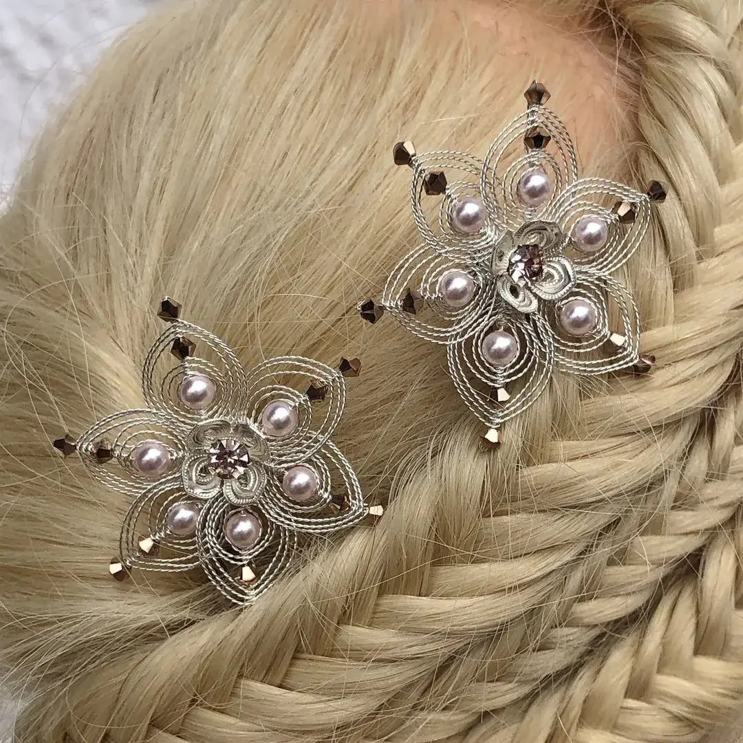 Cordonett-Blütenhaarnadeln silber im 3er Set Perle rosa No. 2 – Bild 5 – Chiemgauer Heimatwerk Trachten-Onlineshop Cordonett-Blütenhaarnadeln silber im 3er Set Perle rosa No. 2 - Bild 5 - Chiemgauer Heimatwerk Trachten-Onlineshop