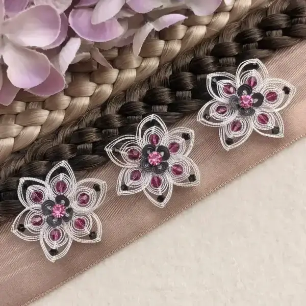 Cordonett-Blütenhaarnadeln silber im 3er Set pink No. 108 – Bild 1 – Chiemgauer Heimatwerk Trachten-Onlineshop Cordonett-Blütenhaarnadeln silber im 3er Set pink No. 108 - Bild 1 - Chiemgauer Heimatwerk Trachten-Onlineshop
