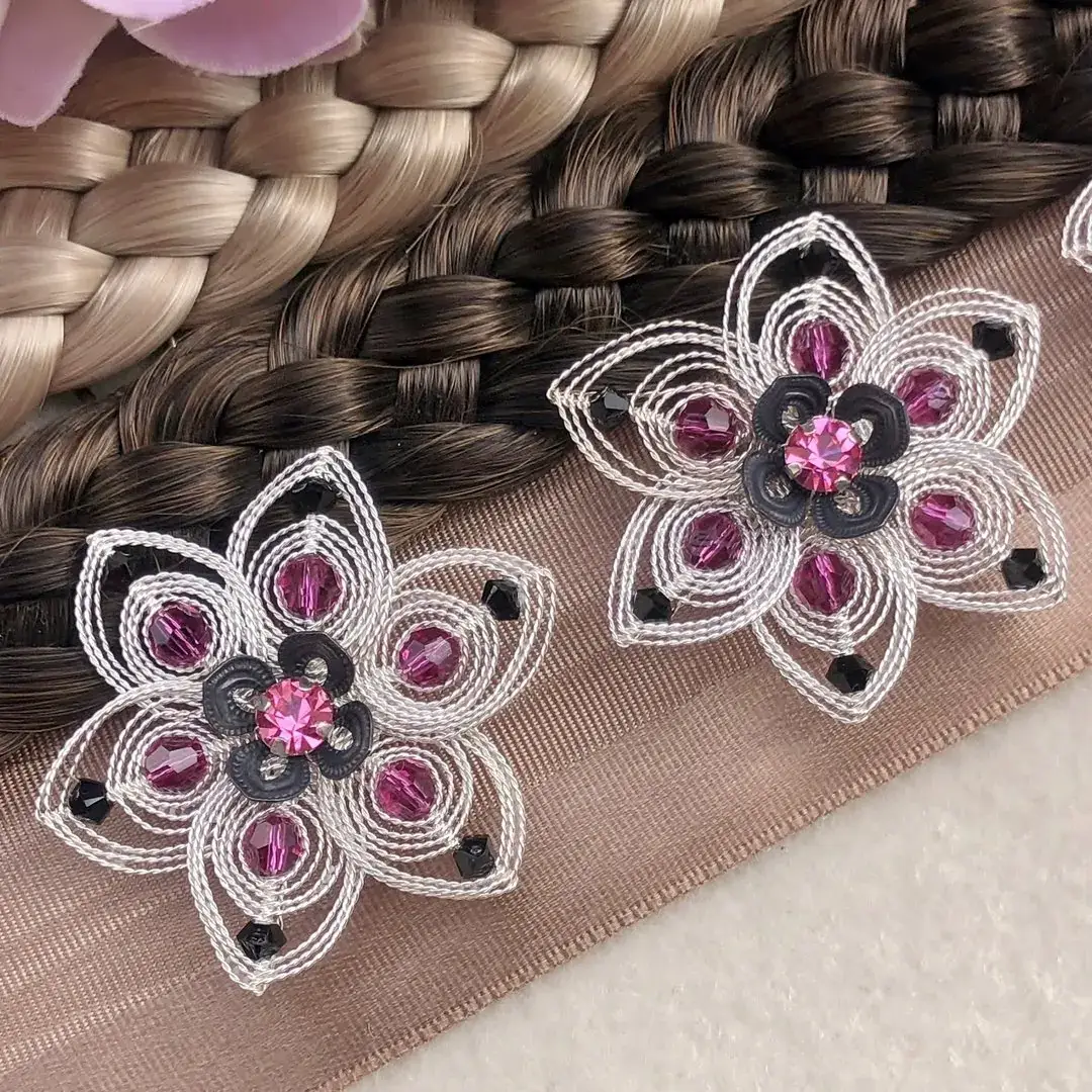 Cordonett-Blütenhaarnadeln silber im 3er Set pink No. 108 – Bild 5 – Chiemgauer Heimatwerk Trachten-Onlineshop Cordonett-Blütenhaarnadeln silber im 3er Set pink No. 108 - Bild 5 - Chiemgauer Heimatwerk Trachten-Onlineshop