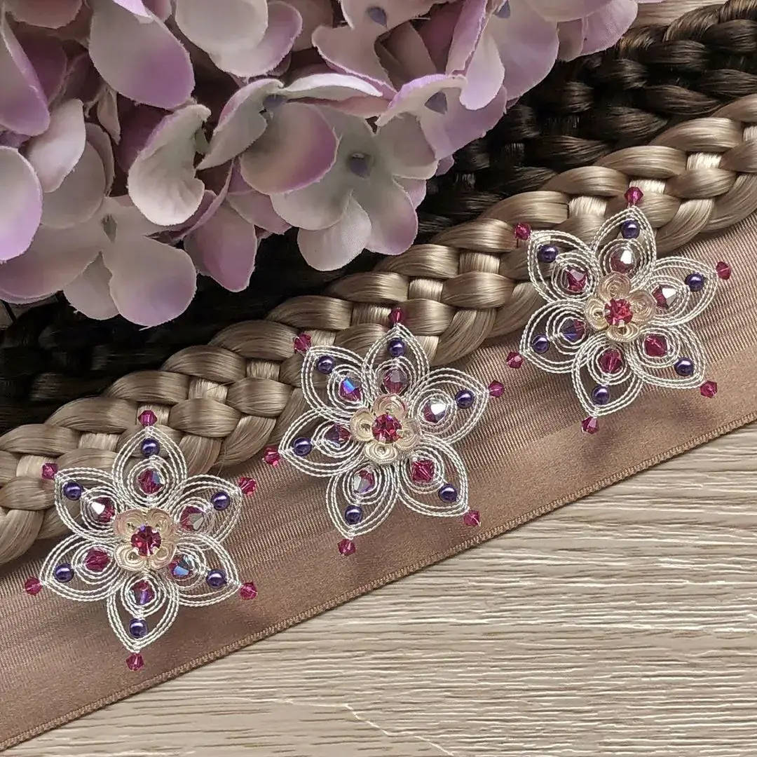 Cordonett-Blütenhaarnadeln silber im 3er Set pink-violett – Bild 1 – Chiemgauer Heimatwerk Trachten-Onlineshop Cordonett-Blütenhaarnadeln silber im 3er Set pink-violett - Bild 1 - Chiemgauer Heimatwerk Trachten-Onlineshop