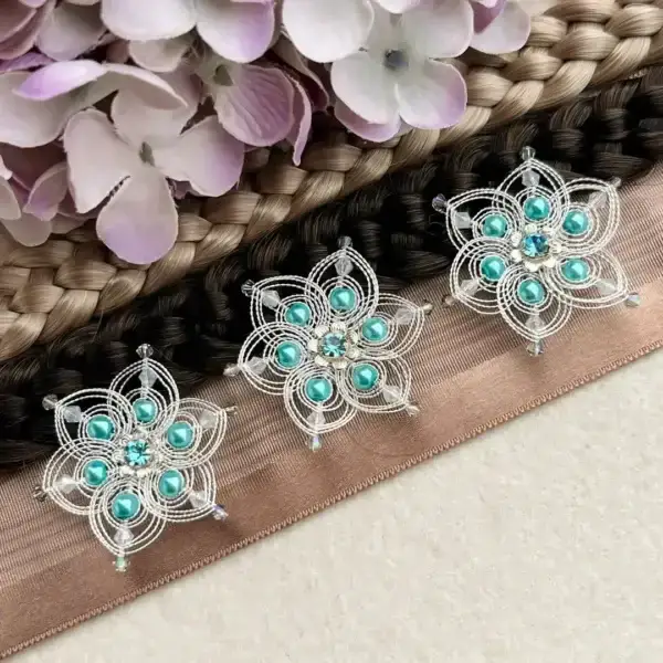 Cordonett-Blütenhaarnadeln silber im 3er Set türkis-opal-grau – Bild 1 – Chiemgauer Heimatwerk Trachten-Onlineshop Cordonett-Blütenhaarnadeln silber im 3er Set türkis-opal-grau - Bild 1 - Chiemgauer Heimatwerk Trachten-Onlineshop