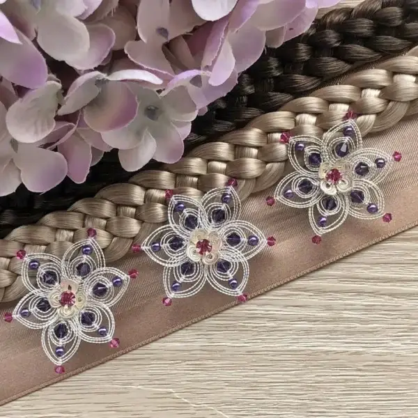 Cordonett-Blütenhaarnadeln silber im 3er Set violett-pink – Bild 1 – Chiemgauer Heimatwerk Trachten-Onlineshop Cordonett-Blütenhaarnadeln silber im 3er Set violett-pink - Bild 1 - Chiemgauer Heimatwerk Trachten-Onlineshop