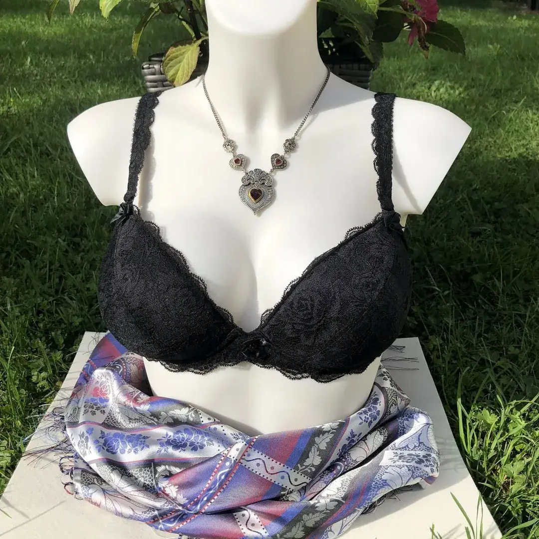 Dirndl-BH Push-up schwarz – Bild 1 – Chiemgauer Heimatwerk Trachten-Onlineshop Dirndl-BH Push-up schwarz - Bild 1 - Chiemgauer Heimatwerk Trachten-Onlineshop