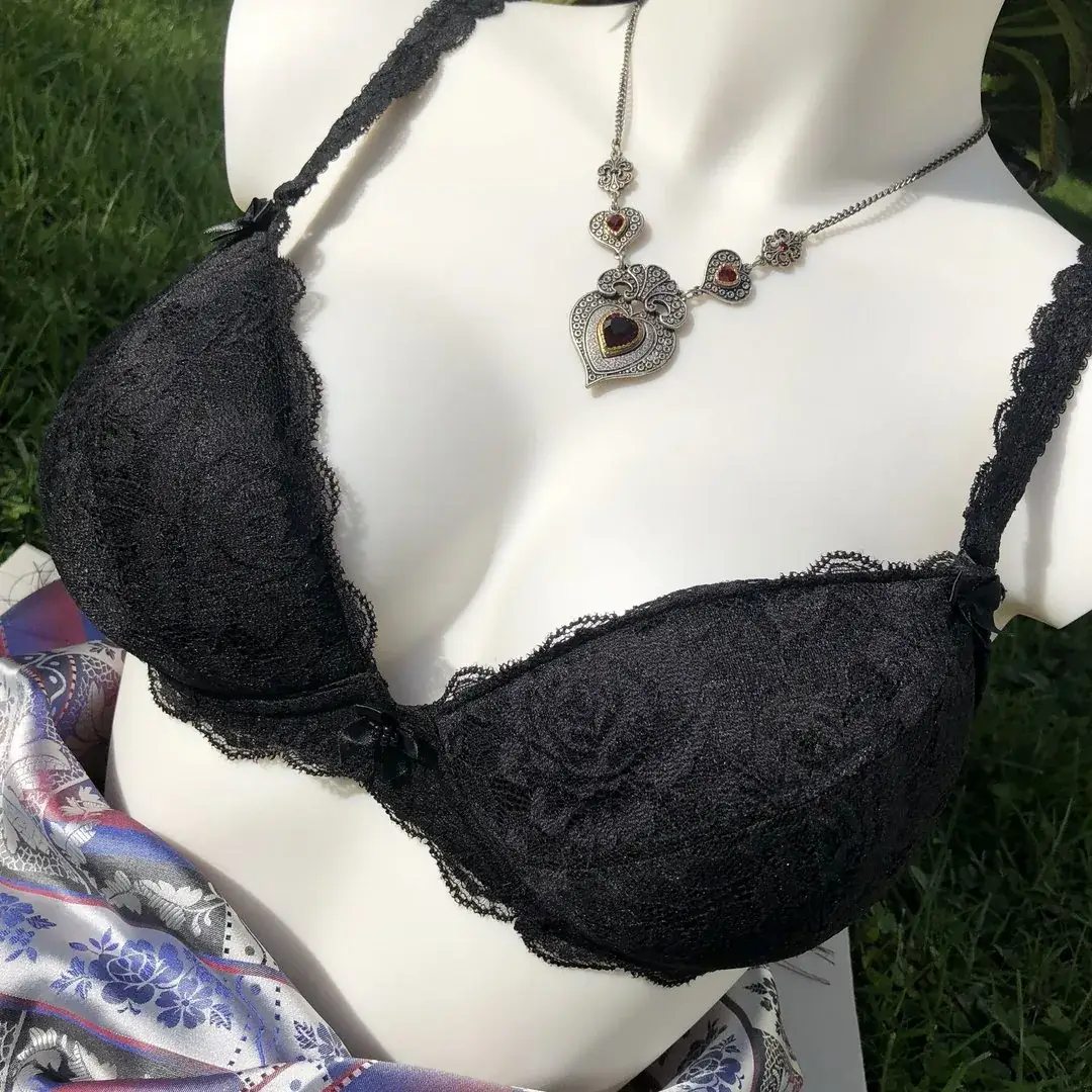 Dirndl-BH Push-up schwarz – Bild 8 – Chiemgauer Heimatwerk Trachten-Onlineshop Dirndl-BH Push-up schwarz - Bild 8 - Chiemgauer Heimatwerk Trachten-Onlineshop