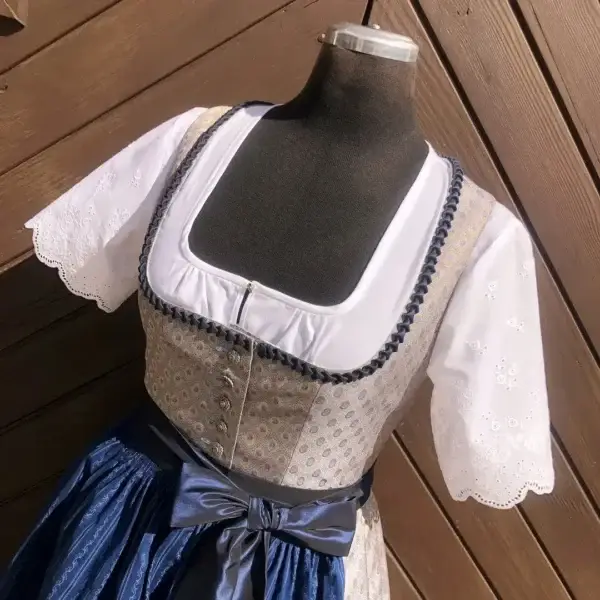 Dirndlbluse kurzarm mit bestickten Ärmeln – Bild 1 – Chiemgauer Heimatwerk Trachten-Onlineshop Dirndlbluse kurzarm mit bestickten Ärmeln - Bild 1 - Chiemgauer Heimatwerk Trachten-Onlineshop