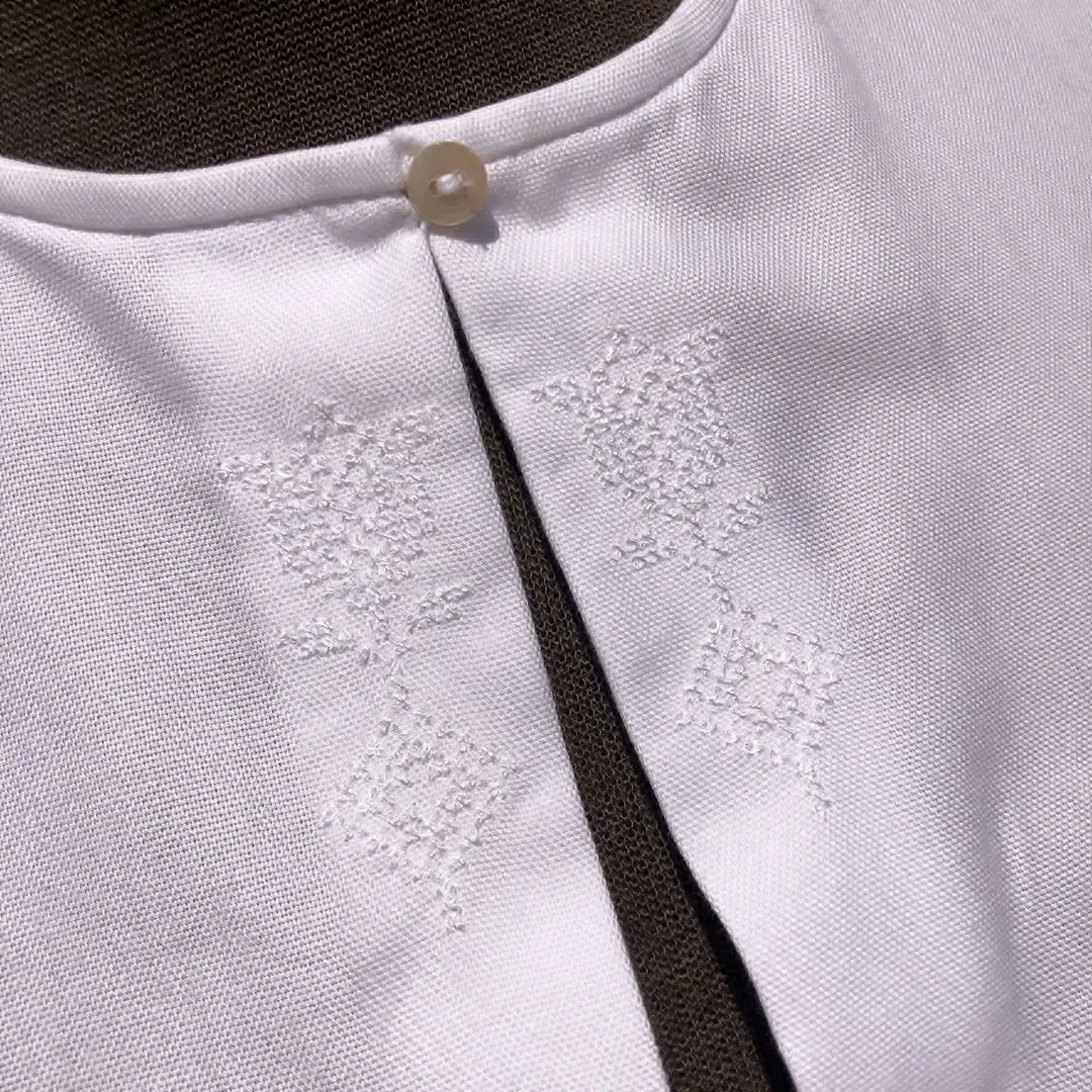 Dirndlbluse mit Handstickerei Tulpe weiß – Bild 13 – Chiemgauer Heimatwerk Trachten-Onlineshop Dirndlbluse mit Handstickerei Tulpe weiß - Bild 13 - Chiemgauer Heimatwerk Trachten-Onlineshop