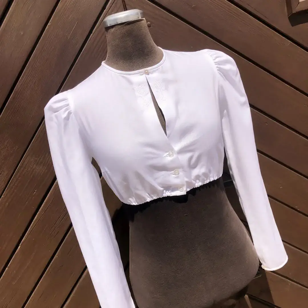 Dirndlbluse mit Handstickerei Tulpe weiß – Bild 2 – Chiemgauer Heimatwerk Trachten-Onlineshop Dirndlbluse mit Handstickerei Tulpe weiß - Bild 2 - Chiemgauer Heimatwerk Trachten-Onlineshop