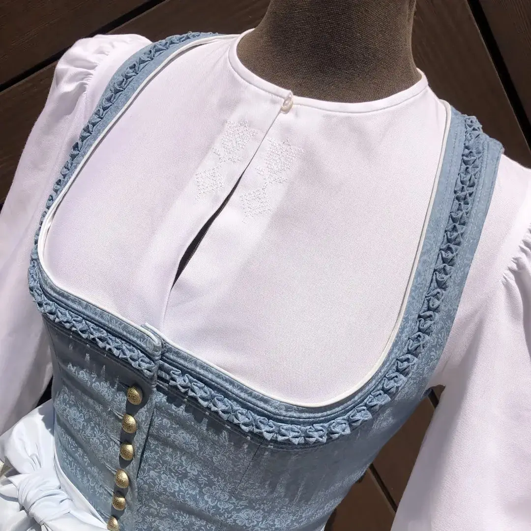 Dirndlbluse mit Handstickerei Tulpe weiß – Bild 9 – Chiemgauer Heimatwerk Trachten-Onlineshop Dirndlbluse mit Handstickerei Tulpe weiß - Bild 9 - Chiemgauer Heimatwerk Trachten-Onlineshop