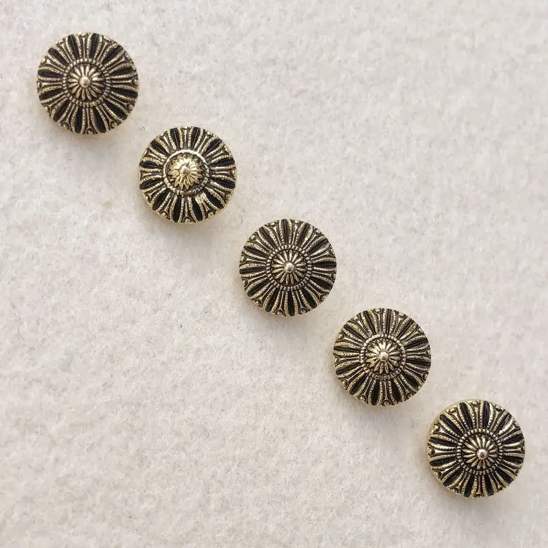 Dirndlknopf Trachtenknopf altgold No. 2 – Bild 5 – Chiemgauer Heimatwerk Trachten-Onlineshop Dirndlknopf Trachtenknopf altgold No. 2 - Bild 5 - Chiemgauer Heimatwerk Trachten-Onlineshop