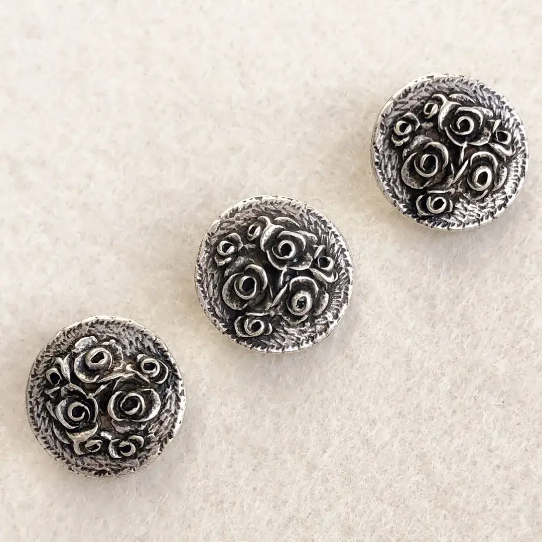 Dirndlknopf Trachtenknopf antik-silber matt No. 1 – Bild 12 – Chiemgauer Heimatwerk Trachten-Onlineshop Dirndlknopf Trachtenknopf antik-silber matt No. 1 - Bild 12 - Chiemgauer Heimatwerk Trachten-Onlineshop