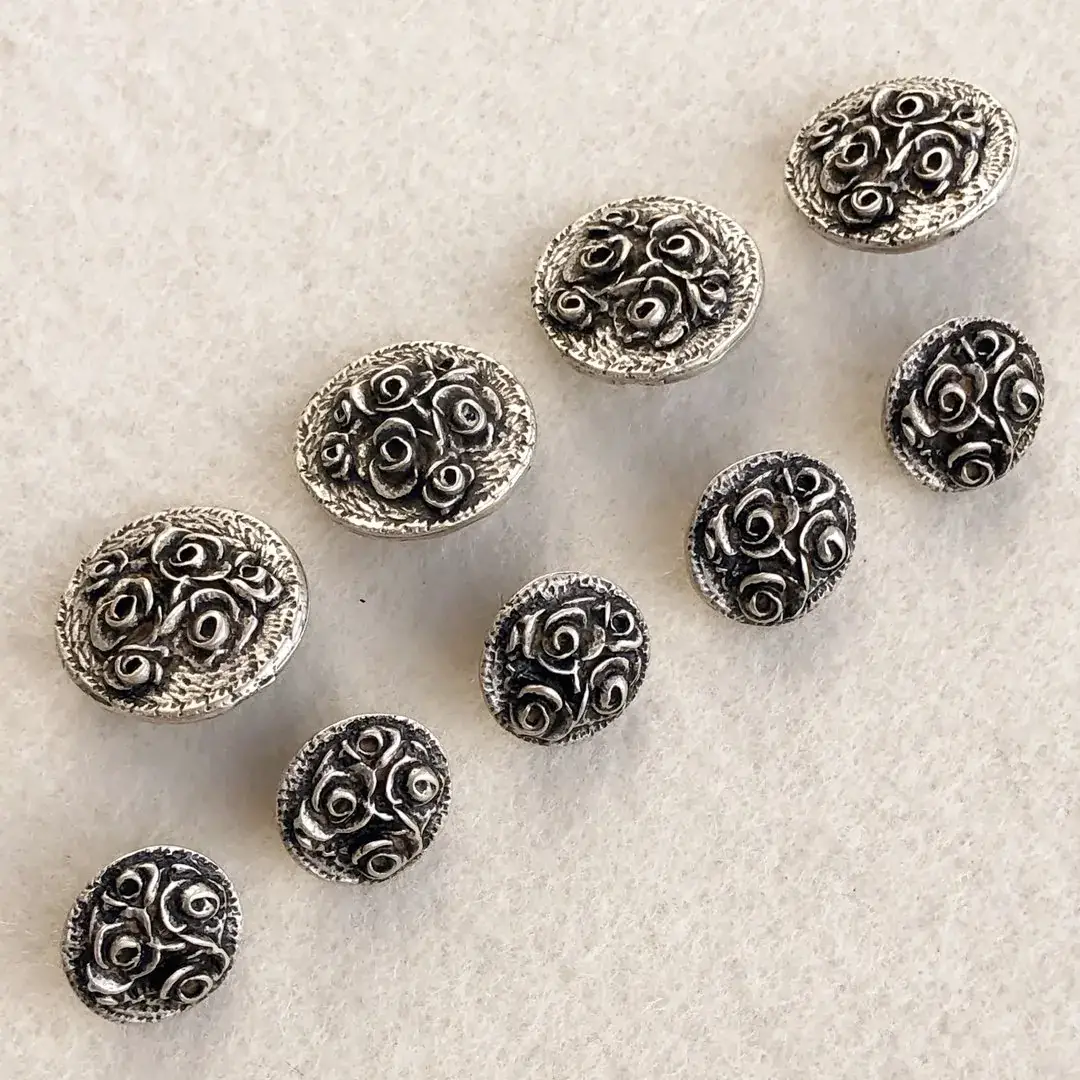 Dirndlknopf Trachtenknopf antik-silber matt No. 1 – Bild 17 – Chiemgauer Heimatwerk Trachten-Onlineshop Dirndlknopf Trachtenknopf antik-silber matt No. 1 - Bild 17 - Chiemgauer Heimatwerk Trachten-Onlineshop