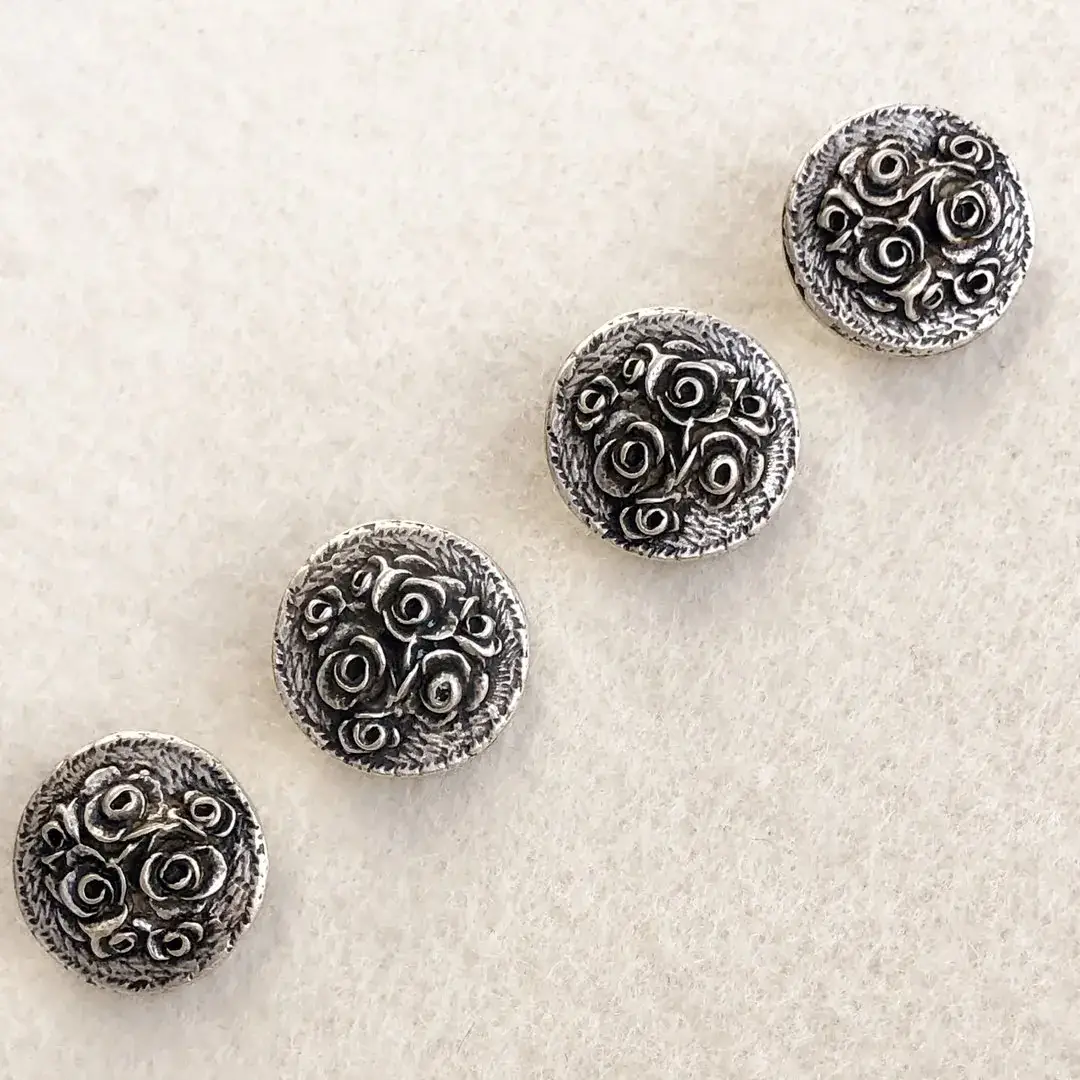 Dirndlknopf Trachtenknopf antik-silber matt No. 1 – Bild 9 – Chiemgauer Heimatwerk Trachten-Onlineshop Dirndlknopf Trachtenknopf antik-silber matt No. 1 - Bild 9 - Chiemgauer Heimatwerk Trachten-Onlineshop