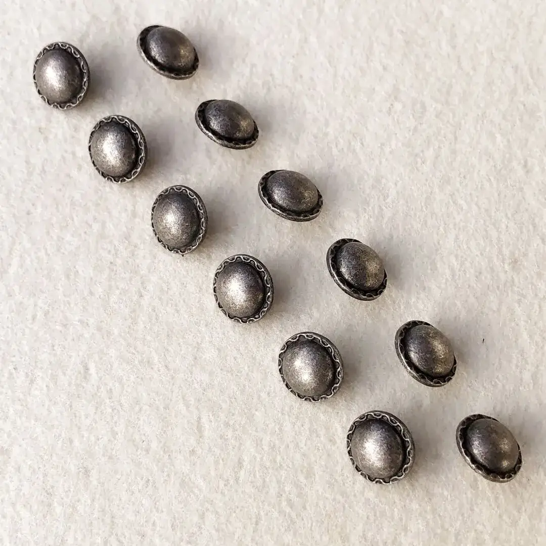 Dirndlknopf Trachtenknopf antik-silber matt No. 11 – Bild 16 – Chiemgauer Heimatwerk Trachten-Onlineshop Dirndlknopf Trachtenknopf antik-silber matt No. 11 - Bild 16 - Chiemgauer Heimatwerk Trachten-Onlineshop
