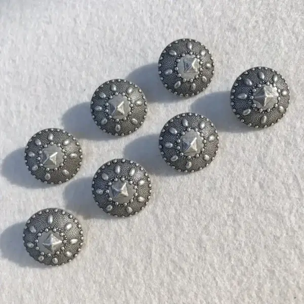 Dirndlknopf Trachtenknopf antik-silber matt No. 14 – Bild 1 – Chiemgauer Heimatwerk Trachten-Onlineshop Dirndlknopf Trachtenknopf antik-silber matt No. 14 - Bild 1 - Chiemgauer Heimatwerk Trachten-Onlineshop
