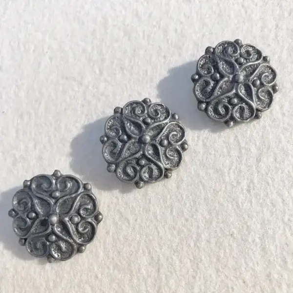 Dirndlknopf Trachtenknopf antik-silber matt No. 16 – Bild 1 – Chiemgauer Heimatwerk Trachten-Onlineshop Dirndlknopf Trachtenknopf antik-silber matt No. 16 - Bild 1 - Chiemgauer Heimatwerk Trachten-Onlineshop