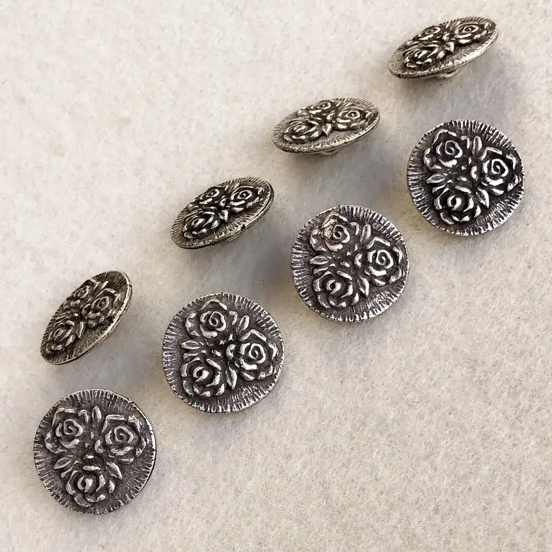 Dirndlknopf Trachtenknopf antik-silber matt No. 23 – Bild 5 – Chiemgauer Heimatwerk Trachten-Onlineshop Dirndlknopf Trachtenknopf antik-silber matt No. 23 - Bild 5 - Chiemgauer Heimatwerk Trachten-Onlineshop