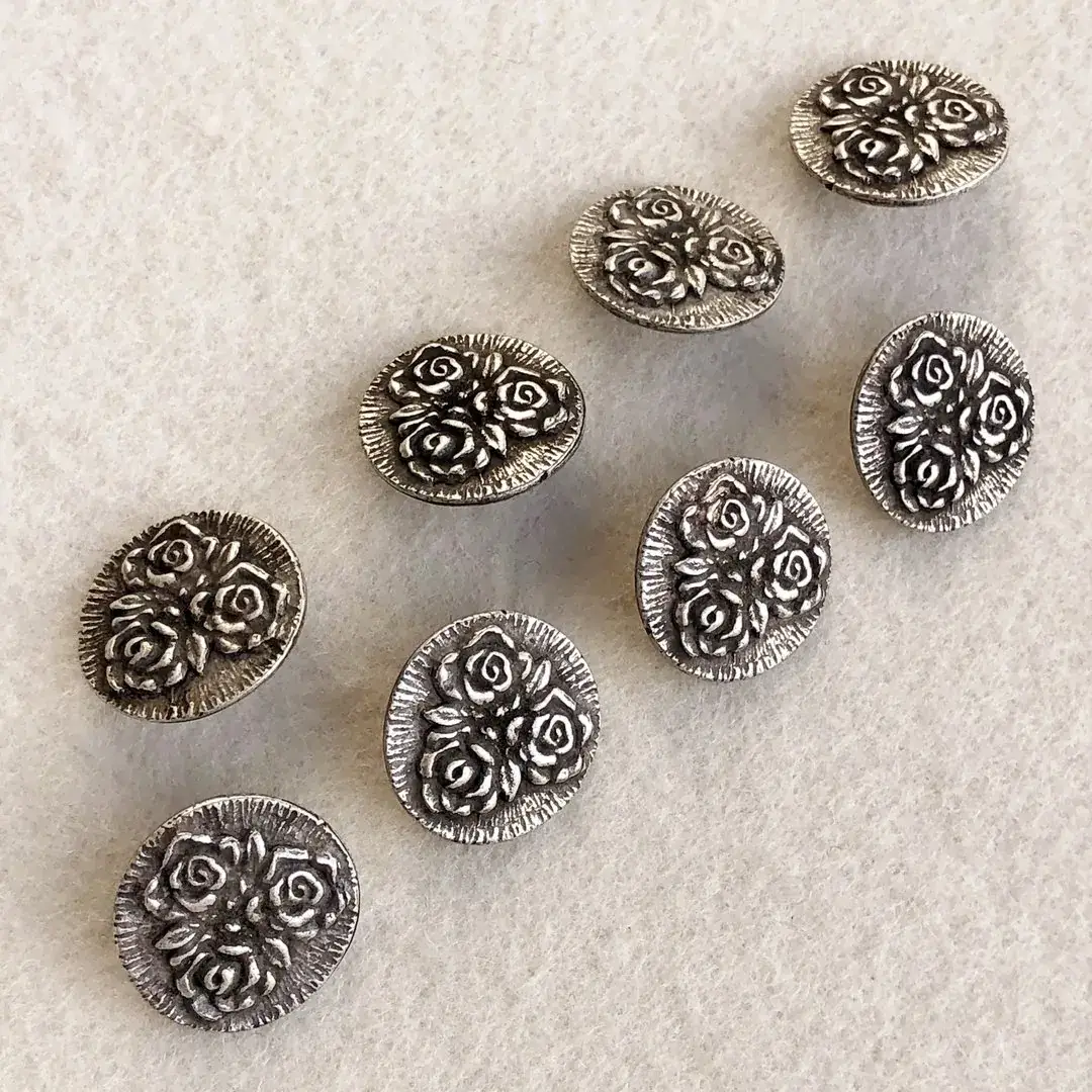 Dirndlknopf Trachtenknopf antik-silber matt No. 23 – Bild 7 – Chiemgauer Heimatwerk Trachten-Onlineshop Dirndlknopf Trachtenknopf antik-silber matt No. 23 - Bild 7 - Chiemgauer Heimatwerk Trachten-Onlineshop