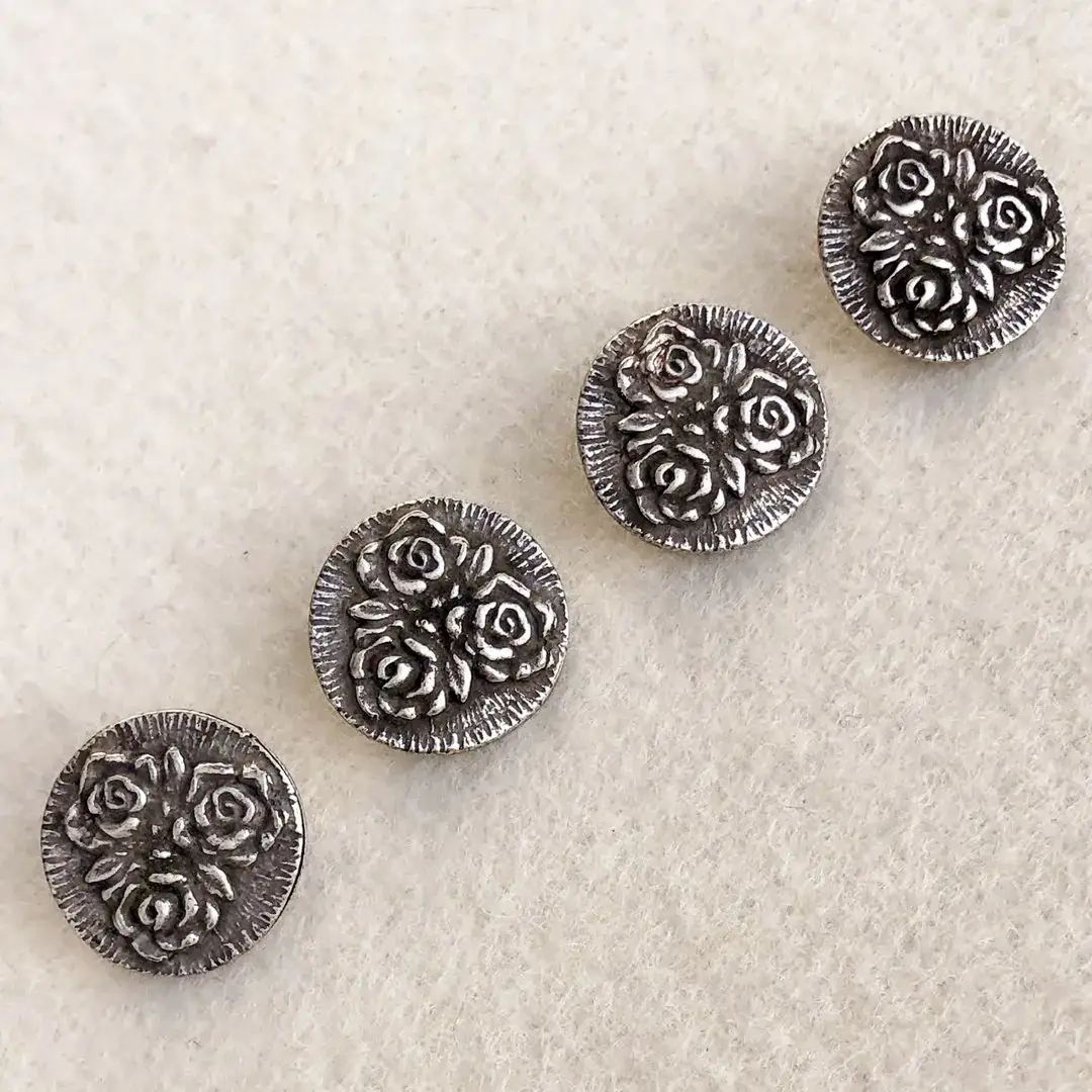 Dirndlknopf Trachtenknopf antik-silber matt No. 23 – Bild 8 – Chiemgauer Heimatwerk Trachten-Onlineshop Dirndlknopf Trachtenknopf antik-silber matt No. 23 - Bild 8 - Chiemgauer Heimatwerk Trachten-Onlineshop