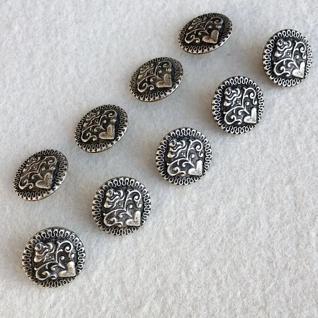 Dirndlknopf Trachtenknopf antik-silber No. 12 – Bild 14 – Chiemgauer Heimatwerk Trachten-Onlineshop Dirndlknopf Trachtenknopf antik-silber No. 12 - Bild 14 - Chiemgauer Heimatwerk Trachten-Onlineshop