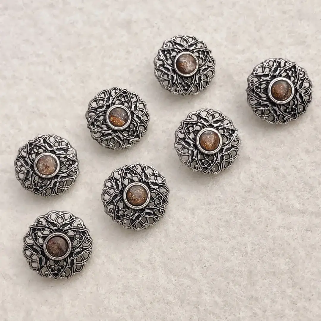 Dirndlknopf Trachtenknopf antik-silber No. 31 – Bild 7 – Chiemgauer Heimatwerk Trachten-Onlineshop Dirndlknopf Trachtenknopf antik-silber No. 31 - Bild 7 - Chiemgauer Heimatwerk Trachten-Onlineshop