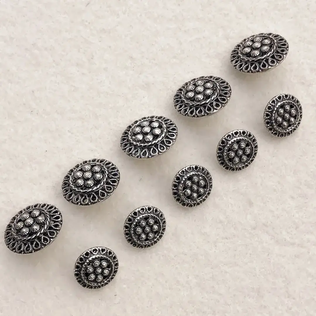Dirndlknopf Trachtenknopf antik-silber No. 48 – Bild 5 – Chiemgauer Heimatwerk Trachten-Onlineshop Dirndlknopf Trachtenknopf antik-silber No. 48 - Bild 5 - Chiemgauer Heimatwerk Trachten-Onlineshop