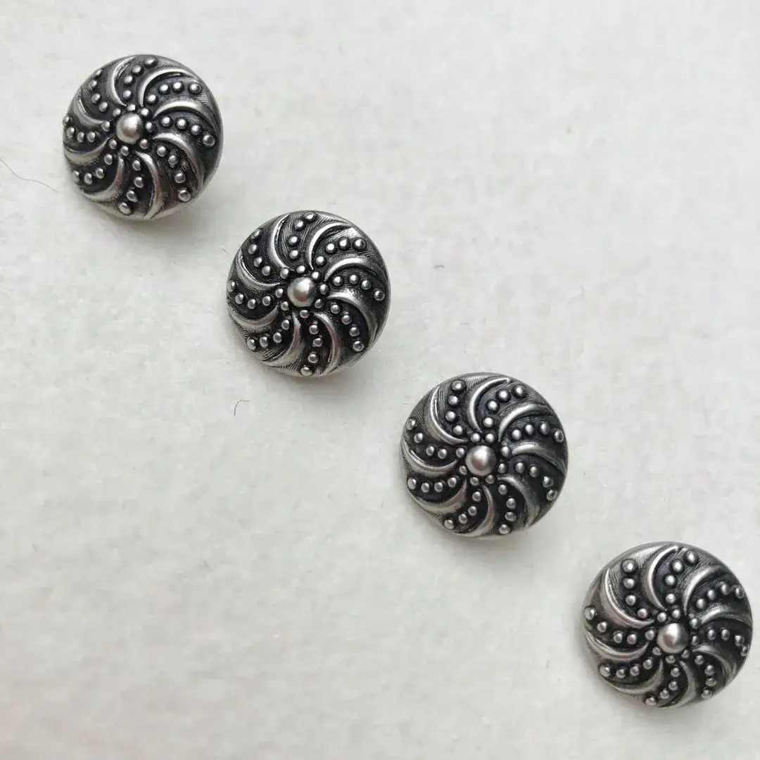 Dirndlknopf Trachtenknopf antik-silber No. 69 – Bild 12 – Chiemgauer Heimatwerk Trachten-Onlineshop Dirndlknopf Trachtenknopf antik-silber No. 69 - Bild 12 - Chiemgauer Heimatwerk Trachten-Onlineshop