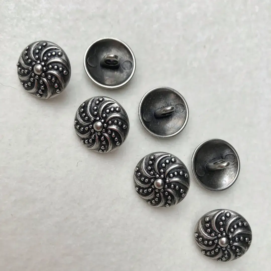 Dirndlknopf Trachtenknopf antik-silber No. 69 – Bild 7 – Chiemgauer Heimatwerk Trachten-Onlineshop Dirndlknopf Trachtenknopf antik-silber No. 69 - Bild 7 - Chiemgauer Heimatwerk Trachten-Onlineshop