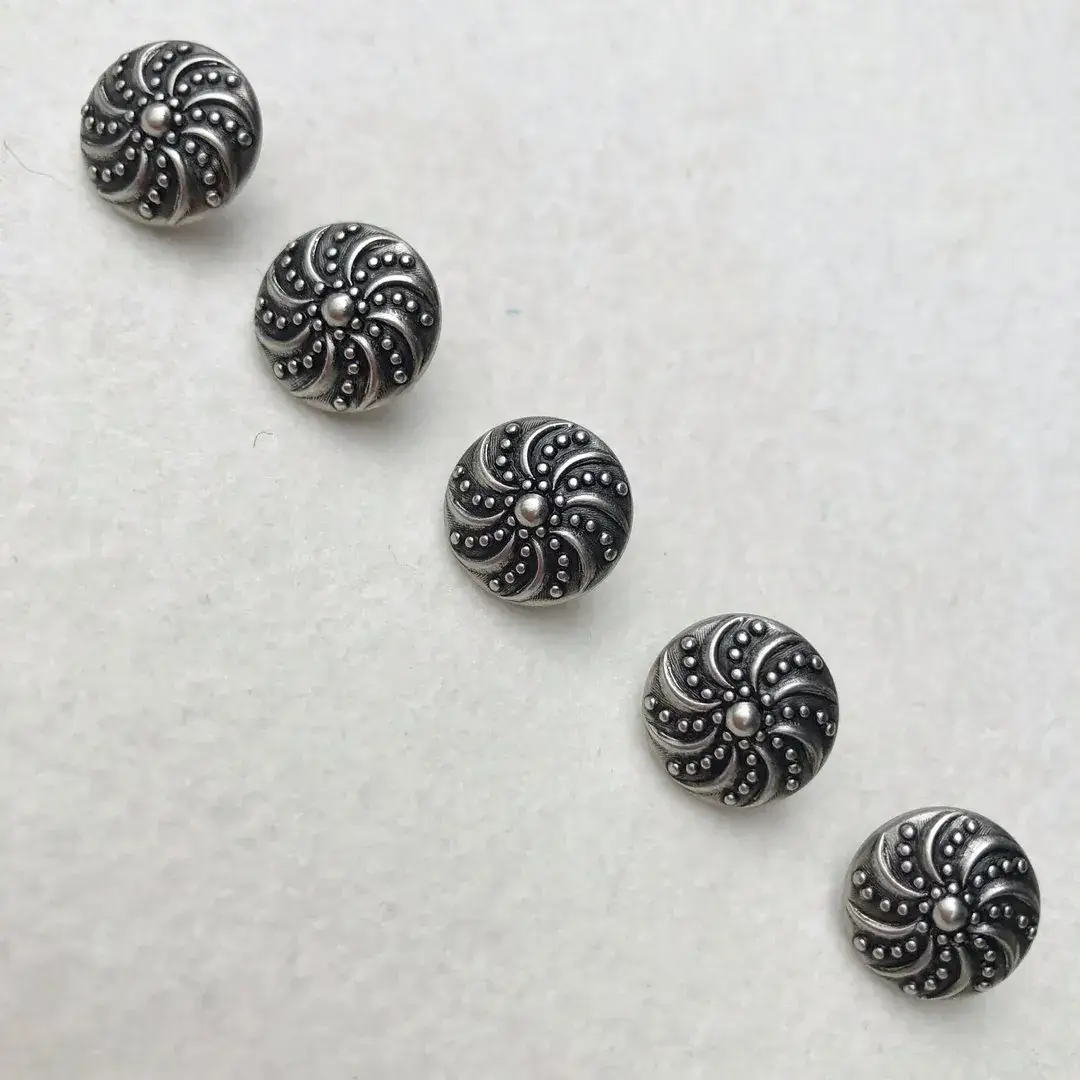 Dirndlknopf Trachtenknopf antik-silber No. 69 – Bild 8 – Chiemgauer Heimatwerk Trachten-Onlineshop Dirndlknopf Trachtenknopf antik-silber No. 69 - Bild 8 - Chiemgauer Heimatwerk Trachten-Onlineshop